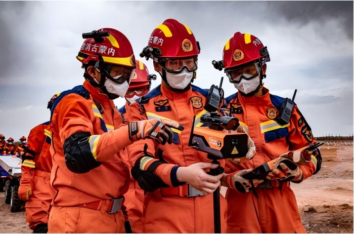 1757043546390485.jpg 內蒙古消防開展“北疆藍光·2025”全區消防救援隊伍地震災害救援實戰拉動演練.jpg